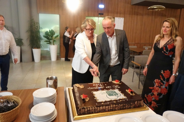 Razrez torte, bivša predsednica ZDSS, Simona Štravs in zdajšnji predsednik, mag. Franc Derganc
