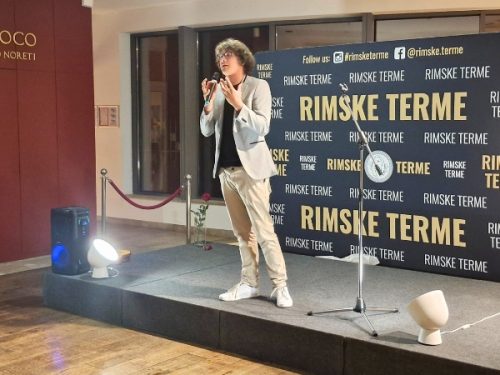 Komični nastop Roka Škrlepa