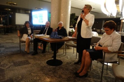 Simona Štravs, vodja okrogle mize na slavnostni večerji ob 30. obletnici davčnega svetovanja v RS